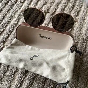 - NEW illesteva Mykonos Sunglasses Gold AX2 700452_1734929956124.jpg main image 4